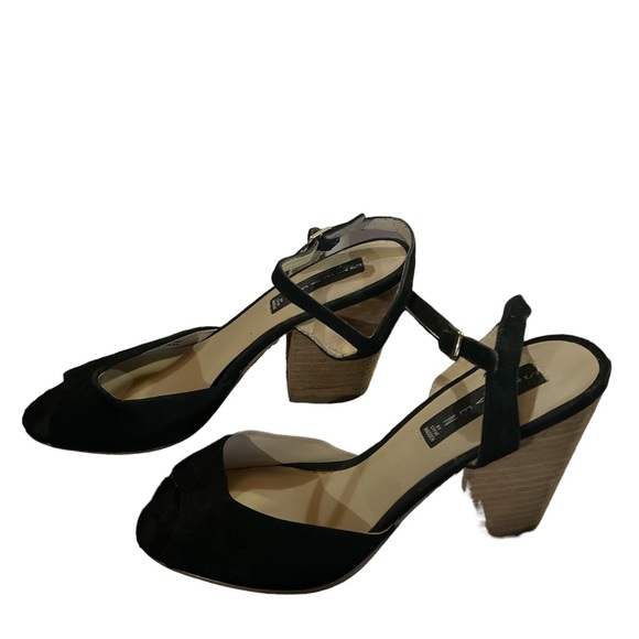 This is a pair of block heeled sandals - Picture 2 of 2